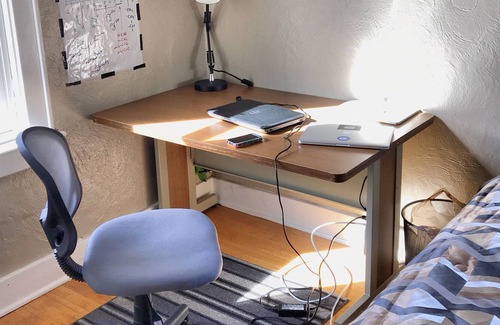 Eastside House | Modern & Cozy ~ Close to Hospital and University, Workspace, TV!