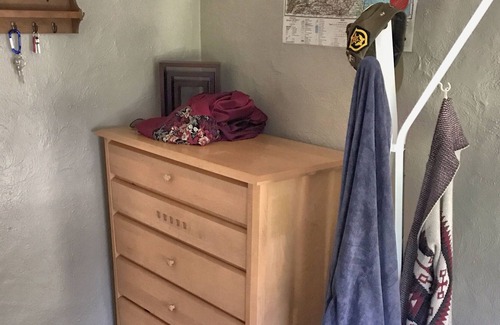 Eastside House | Modern & Cozy ~ Close to Hospital and University, Workspace, TV!