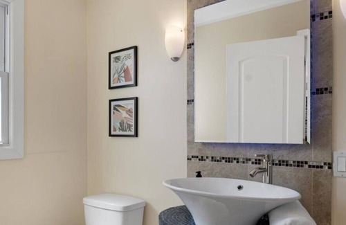 Darien House | Modern Cozy Getaway + Sauna