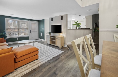 Montgomery Village House | Modern & Cozy | Kid Friendly