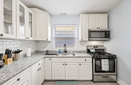 Berwyn Apartment | Modern & Cozy near MDW & ORD ~ Queen Beds, Parking