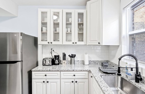 Berwyn Apartment | Modern & Cozy near MDW & ORD ~ Queen Beds, Parking