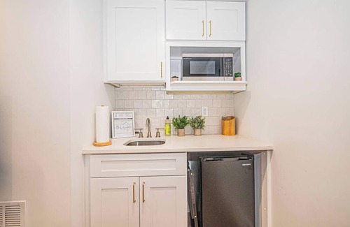 Fairlawn Apartment | Modern & Cozy Suite Centrally Located Free Parking