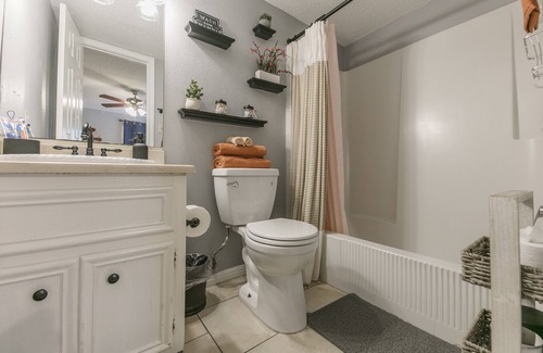 Judge's Hill Apartment | ★Modern,CozyCouple's Getaway w/Relaxing Patio!★