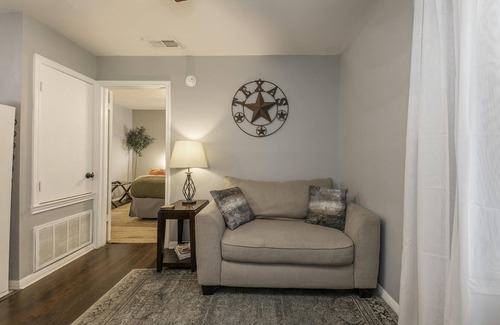 Judge's Hill Apartment | ★Modern,CozyCouple's Getaway w/Relaxing Patio!★