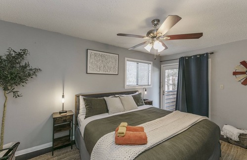 Judge's Hill Apartment | ★Modern,CozyCouple's Getaway w/Relaxing Patio!★