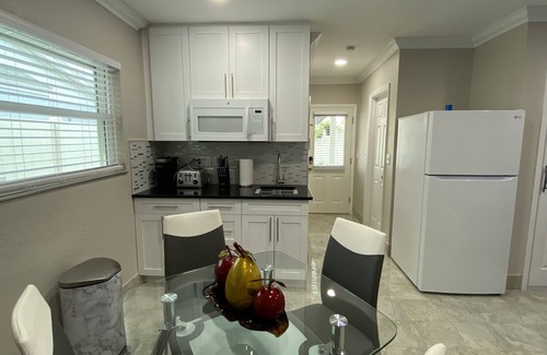 Town N County Park House | Modern decorated suite close to Tampa international airport Bush garden and more