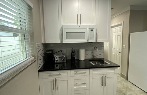 Town N County Park House | Modern decorated suite close to Tampa international airport Bush garden and more