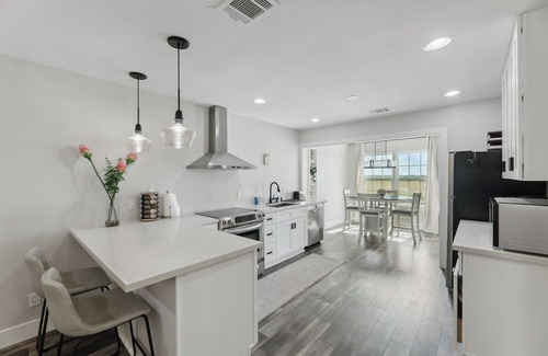 Del Valle House | Modern Del Valle Vacation Rental w/Deck & Views!