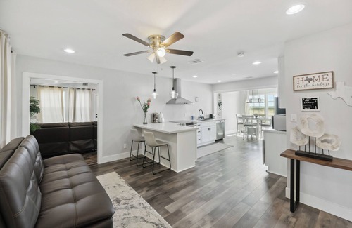 Del Valle House | Modern Del Valle Vacation Rental w/Deck & Views!