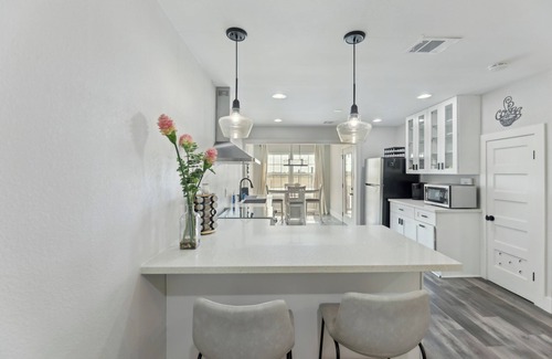 Del Valle House | Modern Del Valle Vacation Rental w/Deck & Views!