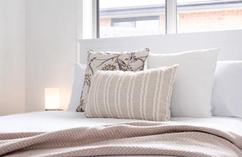 Newnham House | Modern Delight: Cosy Home with Parking