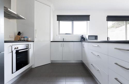 Newnham House | Modern Delight: Cosy Home with Parking