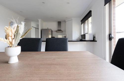 Newnham House | Modern Delight: Cosy Home with Parking