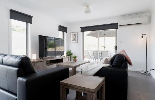 Newnham House | Modern Delight: Cosy Home with Parking