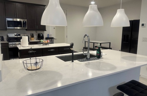 South Mountain House | Modern Desert Home–Great for Families & Groups, Near Golf, Hiking & City Fun