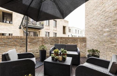 Notting Dale Apartment | Modern Designed 2 bed Penthouse Apt Sleeps Five