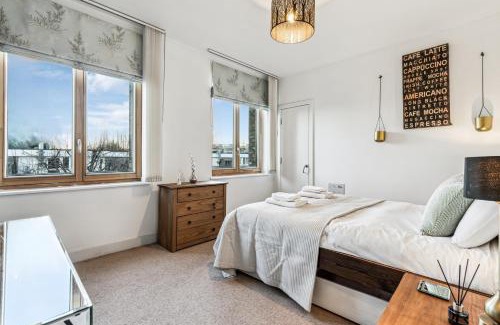 Notting Dale Apartment | Modern Designed 2 bed Penthouse Apt Sleeps Five