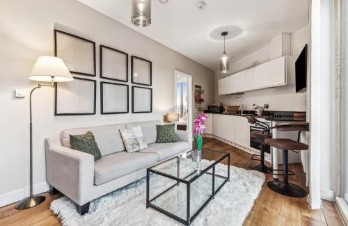 Notting Dale Apartment | Modern Designed 2 bed Penthouse Apt Sleeps Five