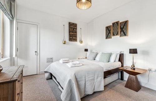 Notting Dale Apartment | Modern Designed 2 bed Penthouse Apt Sleeps Five