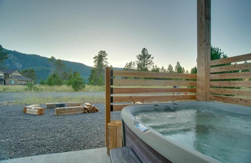 Donnelly House | Modern Donnelly Cabin with Private Hot Tub