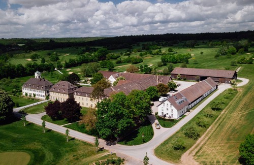 Muennerstadt Apartment | Modern double room in a quiet location with golf course view