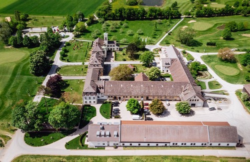 Muennerstadt Apartment | Modern double room in a quiet location with golf course view