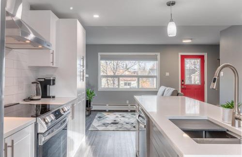 Yellowknife Apartment | Modern Downtown 3BR 2B Home