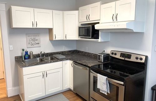 Downtown Apartment | Modern downtown apartment near restaurants/bars