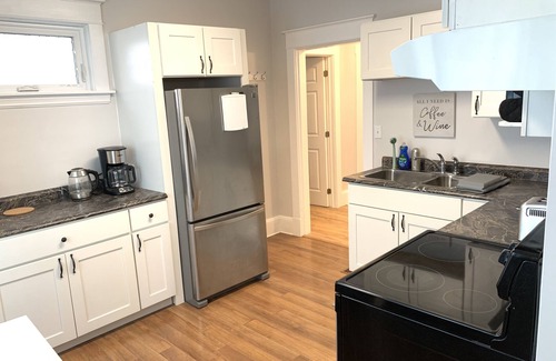 Downtown Apartment | Modern downtown apartment near restaurants/bars