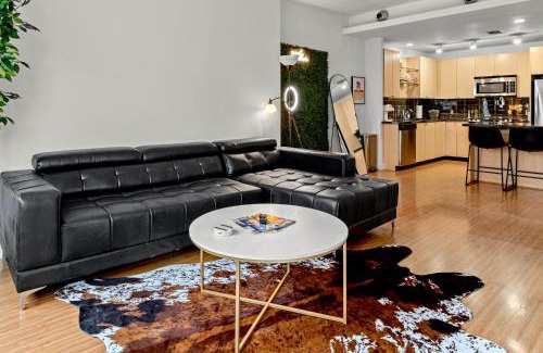 Downtown Dallas Apartment | Modern Downtown Dallas City View High-Rise, Free Parking, Pool, Gym