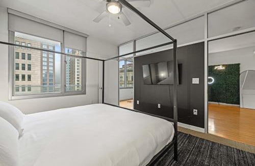 Downtown Dallas Apartment | Modern Downtown Dallas City View High-Rise, Free Parking, Pool, Gym