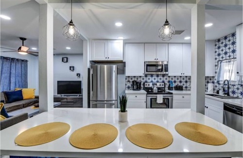 Downtown Phoenix House | Modern-Downtown-PHXairport-Firepit-BBQ-MiniGolf