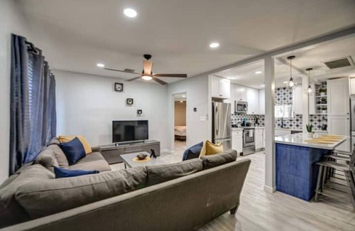 Downtown Phoenix House | Modern-Downtown-PHXairport-Firepit-BBQ-MiniGolf