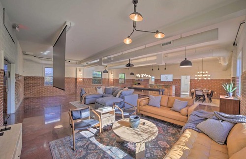 Tulsa House | Modern Downtown Tulsa Friend Pad with Games!