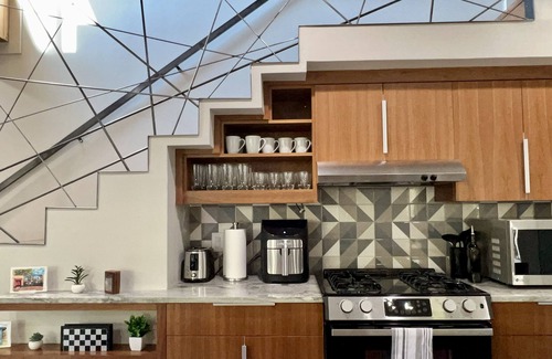 Holly House | Modern DT Retreat w/Hot Tub King Bed Fast Wi-Fin