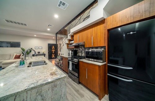 Holly House | Modern DT Retreat w/Hot Tub King Bed Fast Wi-Fin