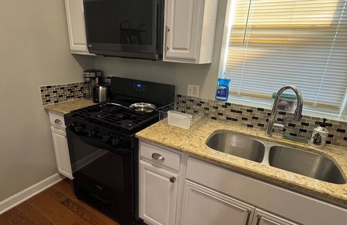 Woodlawn Condo | Modern Duplex-Obama & University Chicago Area 3BR, 2.5Bath. Enjoy entire unit.