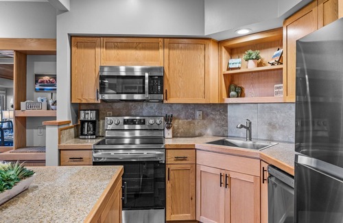 Redmond House | Modern Eagle Crest Condo with Sprawling Golf Course View