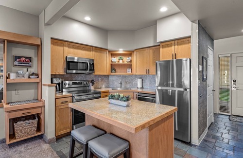 Redmond House | Modern Eagle Crest Condo with Sprawling Golf Course View