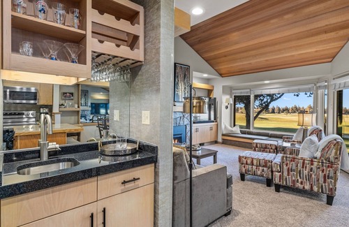 Redmond House | Modern Eagle Crest Condo with Sprawling Golf Course View