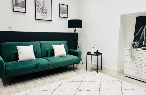 Ealing Apartment | Modern Ealing Broadway Apt -2 mins To Tube & Well-Equipped