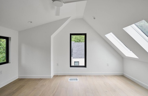Holly House | Modern East Austin Retreat, Sleeps 8, Stylish Stay Near Downtown & Attractions