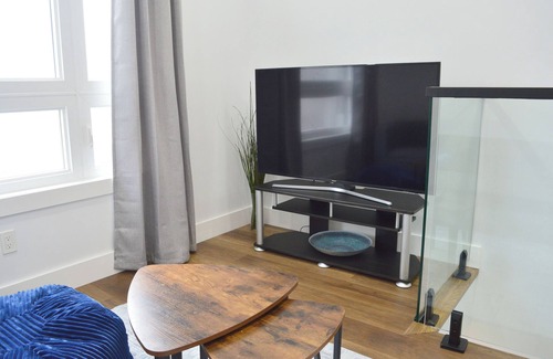Old East York House | Modern East York Retreat 20 mins to DT Toronto