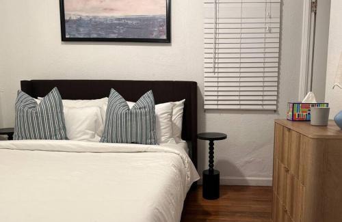 Grant Hill House | Modern Eclectic 1BR by Downtown, Airport & More