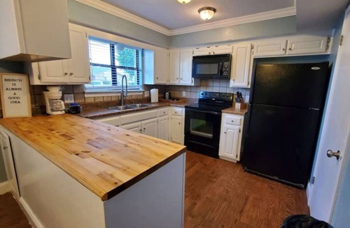 Edmond House | Modern Edmond Stay Pet-Friendly Safe