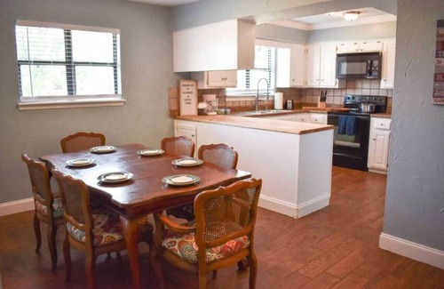 Edmond House | Modern Edmond Stay Pet-Friendly Safe