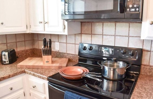 Edmond House | Modern Edmond Stay Pet-Friendly Safe
