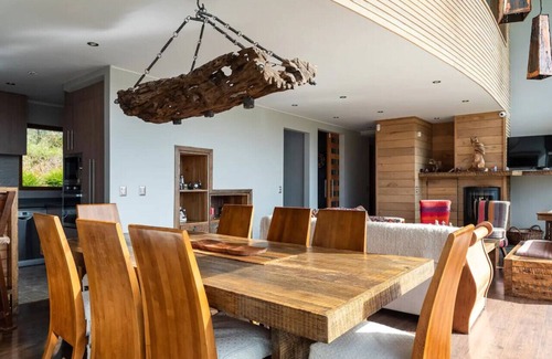 Villarrica House | Modern, Elegant Retreat with stunning Panoramic Views of Lake Villarrica!