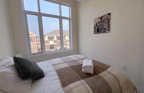 Gormley Villa | Modern entire house close to Costco convenient stay